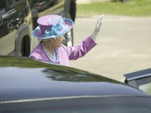 Picture of Queen Elizabeth in Lilac suit and blue trim lie like hat